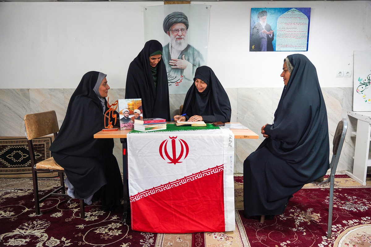 فهیمه سروری ۳۰۰ داوطلب حل مسائل اجتماعی محله را دور هم جمع کردهاست فهیمه سروری ۳۰۰ داوطلب حل مسائل اجتماعی محله را دور هم جمع کردهاست