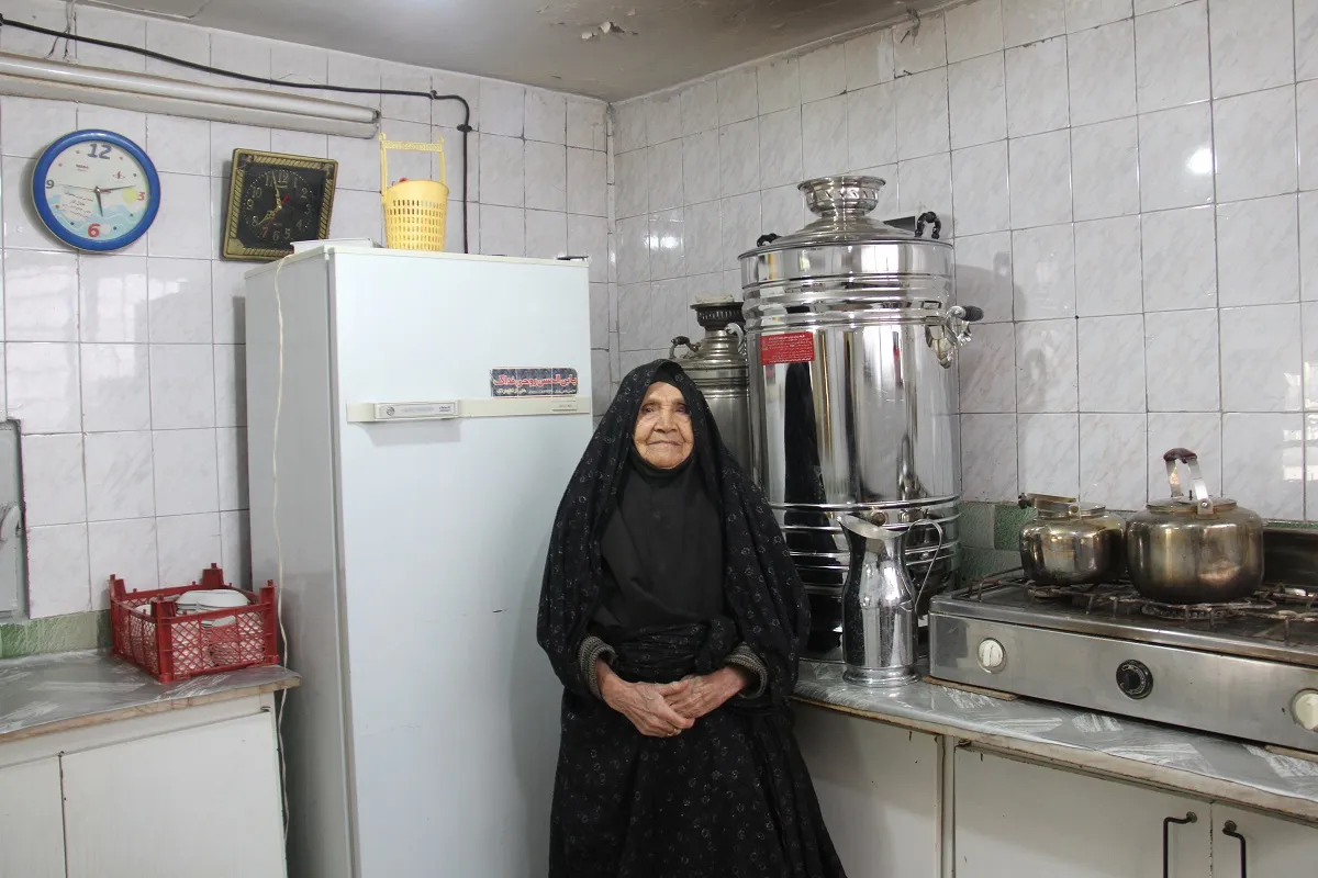 زهرا خانم ذاکر از سی سال گذشته خادم مسجد امام حسن مجتبی در خیابان عبادی 70 است