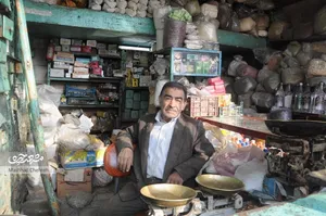 عطارباشی محله کاشانی در زمینه طب گیاهی، کتاب می‌نویسد
