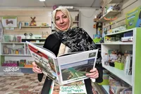 زهرا عباسی طبقه پایین خانه‌اش را کتابخانه کرده است
