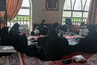 بانوان محله فاطمیه برای سیاه‌پوش‌کردن کوچه‌ها پای کار آمدند