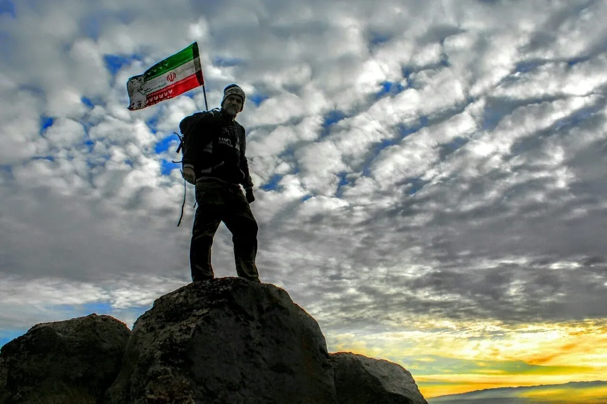 جانباز محله چهاربرج با کوهنوردی، عصا را کنار گذاشت