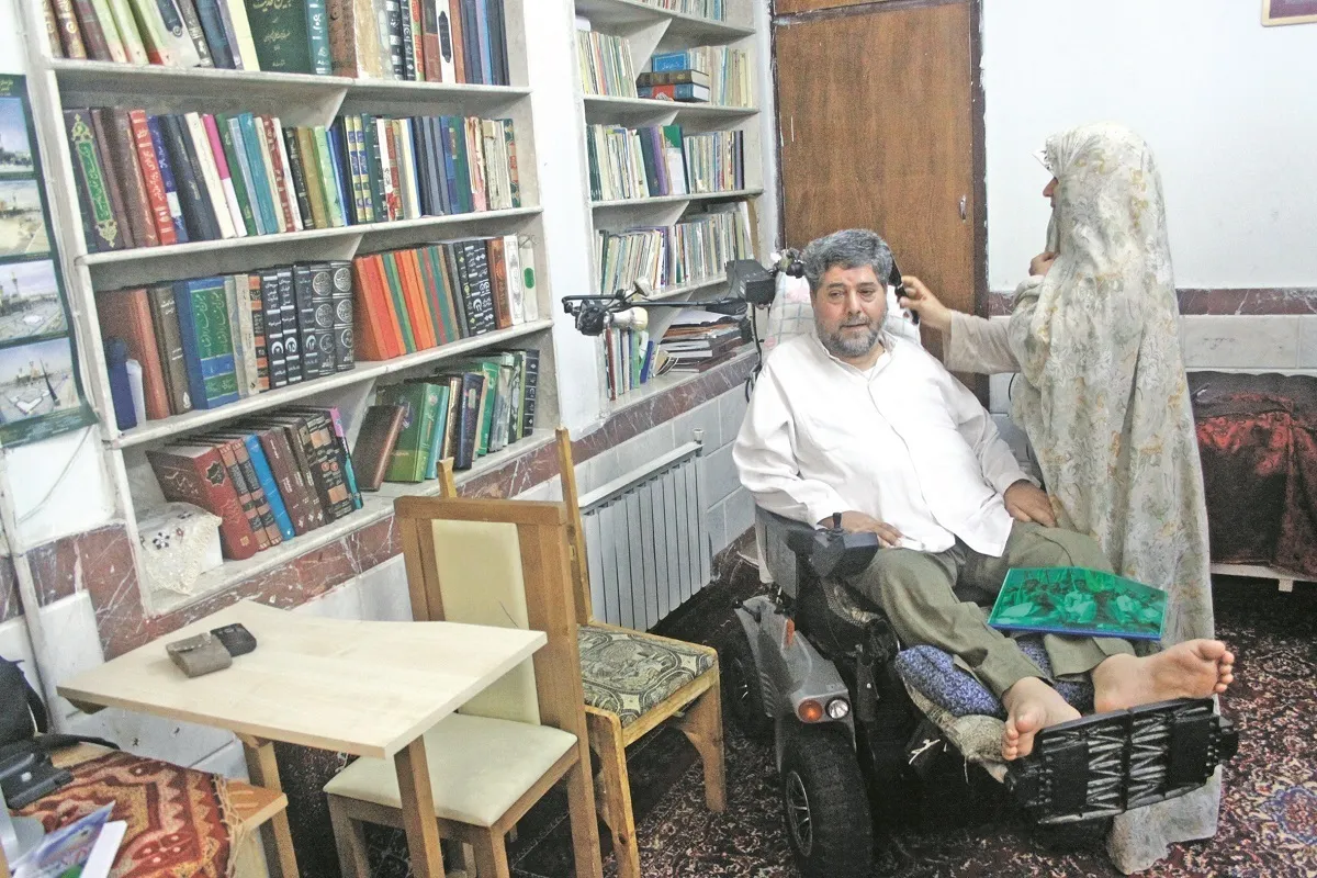 نویسندگی سردار جانباز محله سجاد با نی و دندان