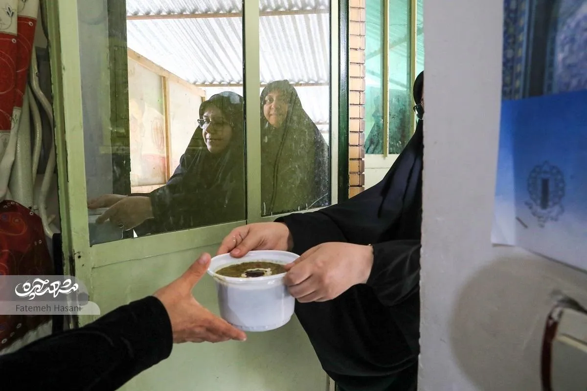 بانوان مسجد نور برای کمک به «مقاومت» آش پختند