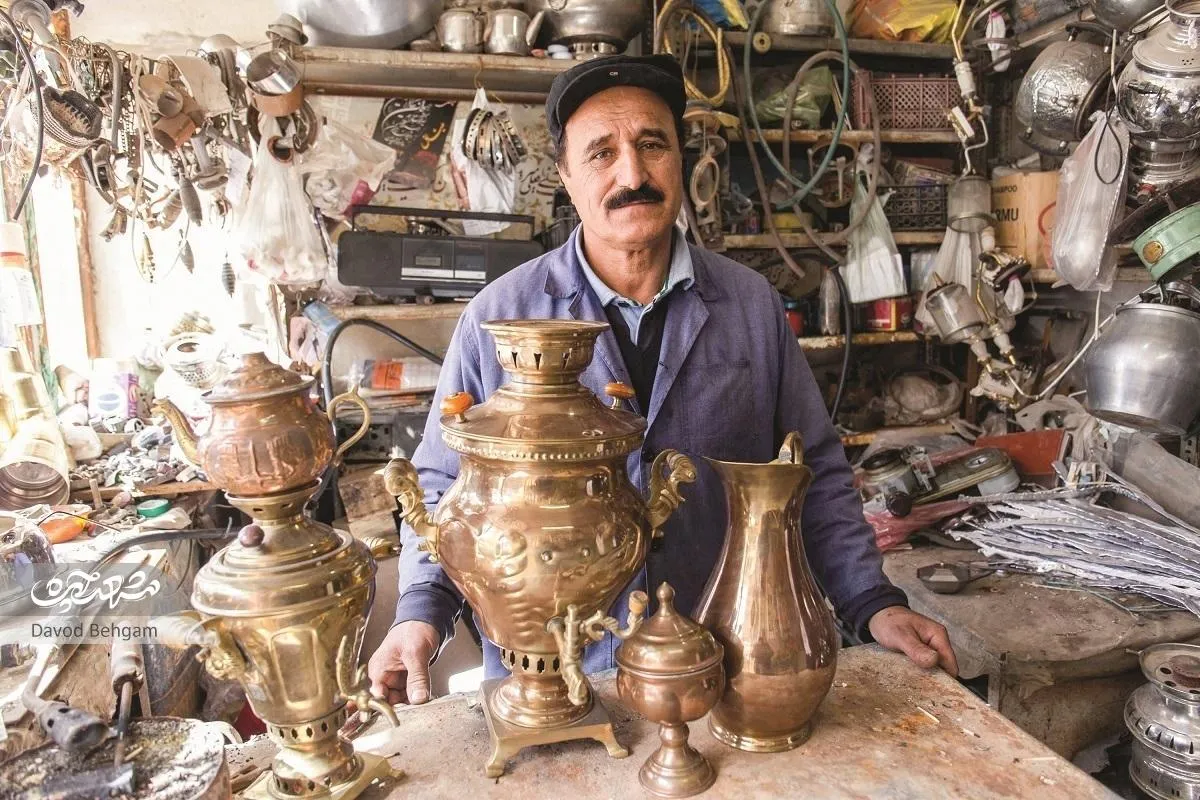 جوادچراغ‌ساز از آخرین تعمیرکاران سماور در محله چهنو است