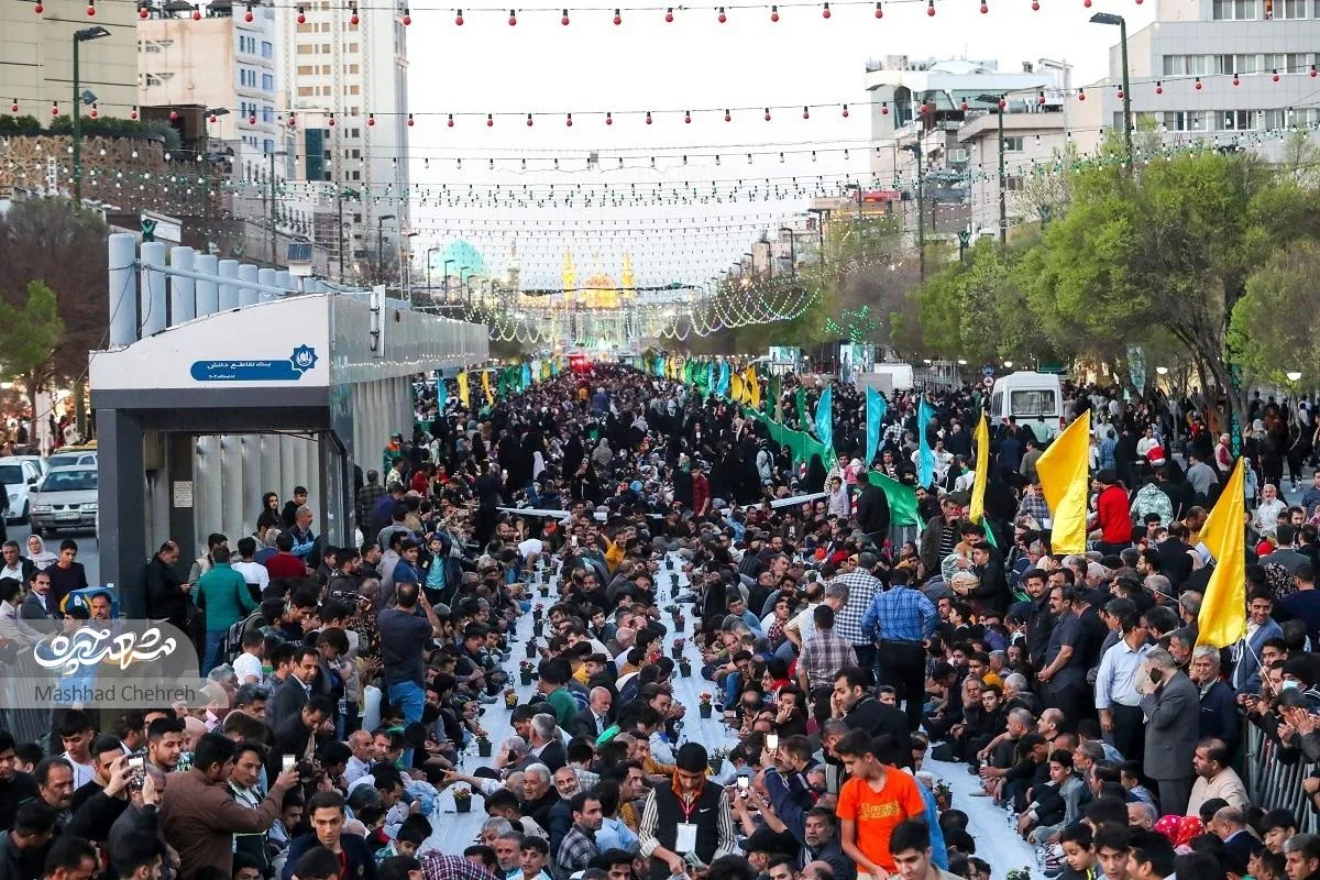 سفره افطار ۶ کیلومتری خیابان امام‌رضا (ع)