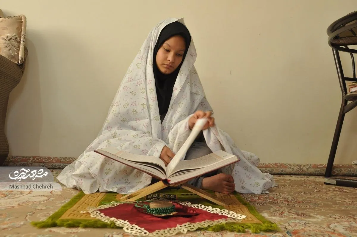 نازنین ۱۳ ساله، ۷ جزء قرآن را حغظ کرده است