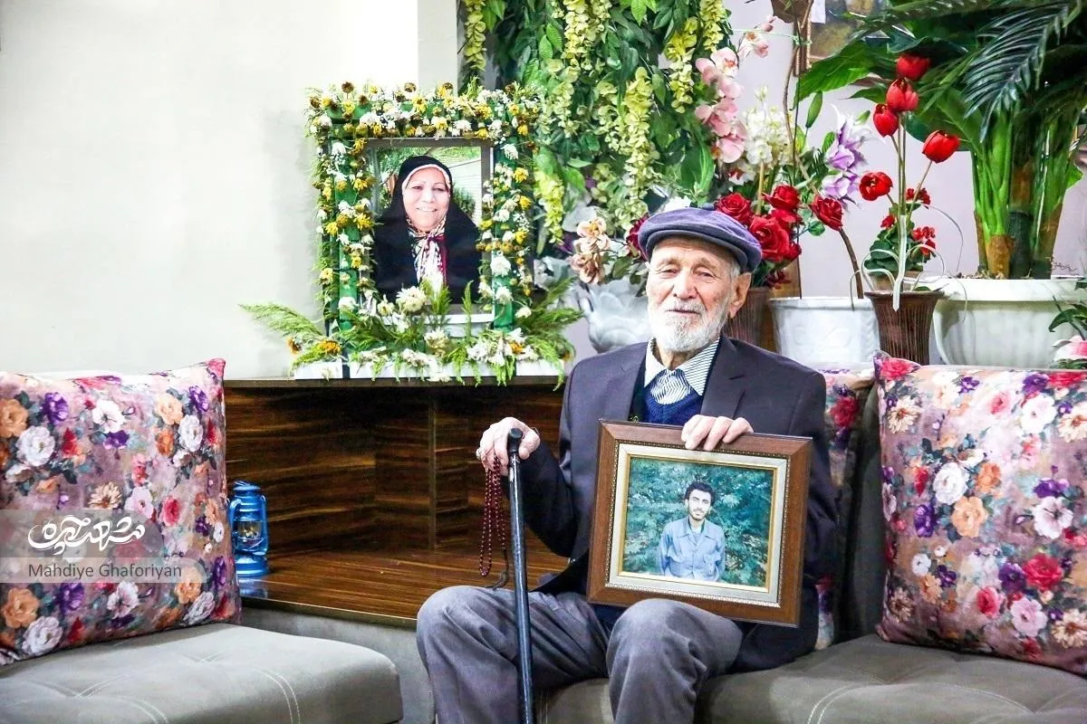 حسین هاشمی‌مهنه عضو ارتش شاه بود و طرفدار خمینی(ره)