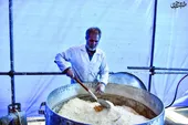 همّتِ &laquo;همتی&raquo;؛ مردی که با دست خالی روزی ۳ هزار غذا به زائران می&zwnj;دهد