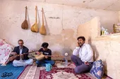 زخمه بر تار، با سرانگشتان ترک خورده پای کوره 