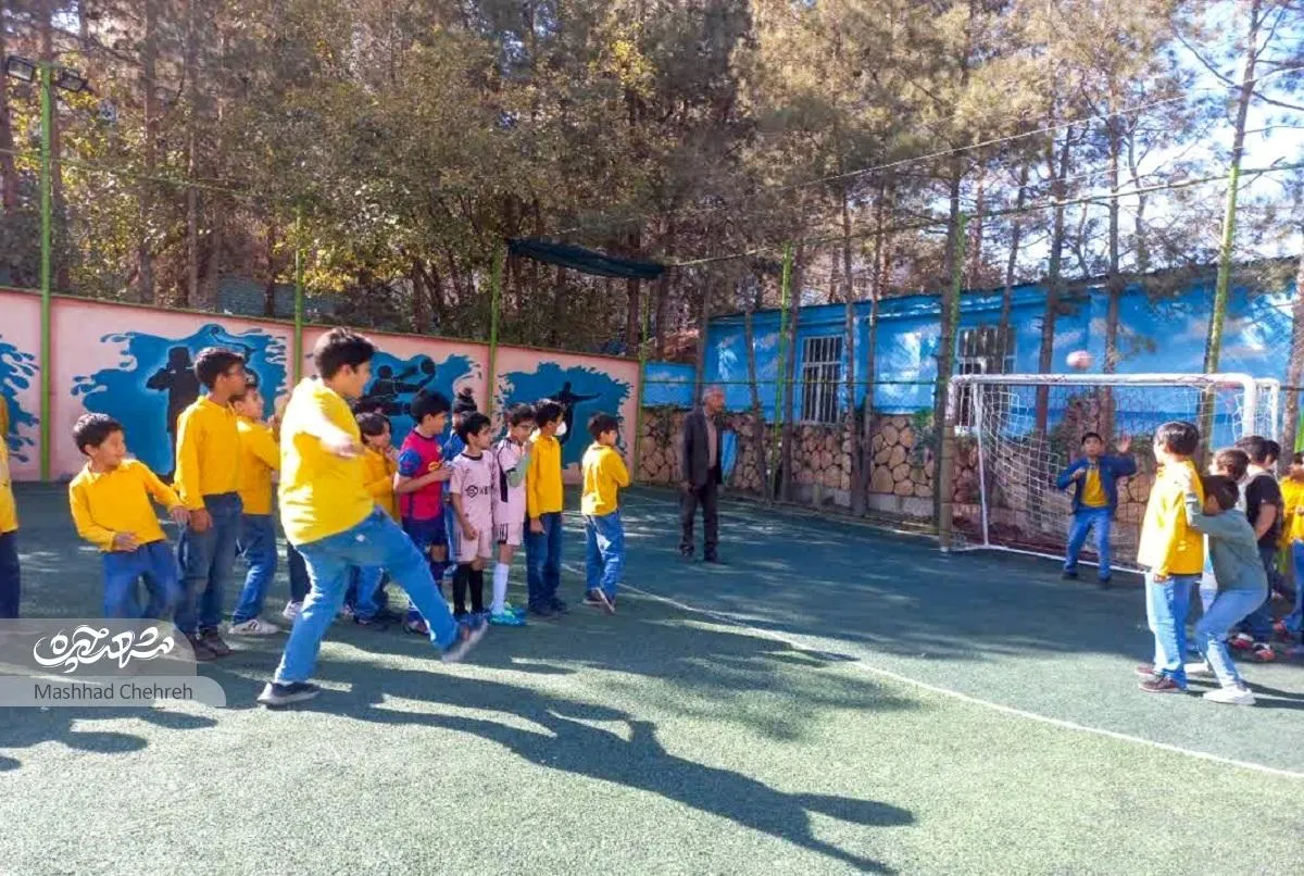فوتبال خانوادگی در زمین چمن مدرسه محله گلدیس