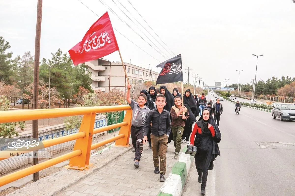 زائران پیاده در مسیر خورشید