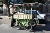 واقف مسجد امام حسین (ع) با گاری بلورفروشی می&zwnj;کند