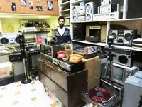 بعضی از مردم هنوز دوست دارند با تلویزیون‌های قدیمی فیلم ببینند