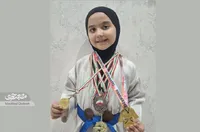 هلیا رمزی مدال‌هایش را به موزه امام‌رضا(ع) اهدا می‌کند