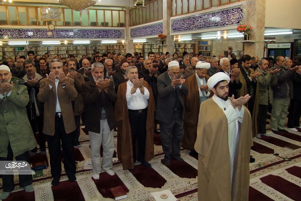 نمازگزاران مسجد حضرت رقیه برای آبادی محلهشان آستین بالا میزنند نمازگزاران مسجد حضرت رقیه برای آبادی محلهشان آستین بالا میزنند