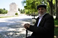 محمود ادیب سال‌ها ساکن و خادم آرامگاه فردوسی بود
