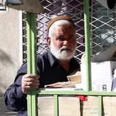 واقف مسجد امام حسین (ع) با گاری بلورفروشی می&zwnj;کند