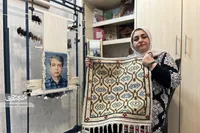 نازآفرین آرش هنر قالی‌بافی را به توان‌یابان آموزش می‌دهد