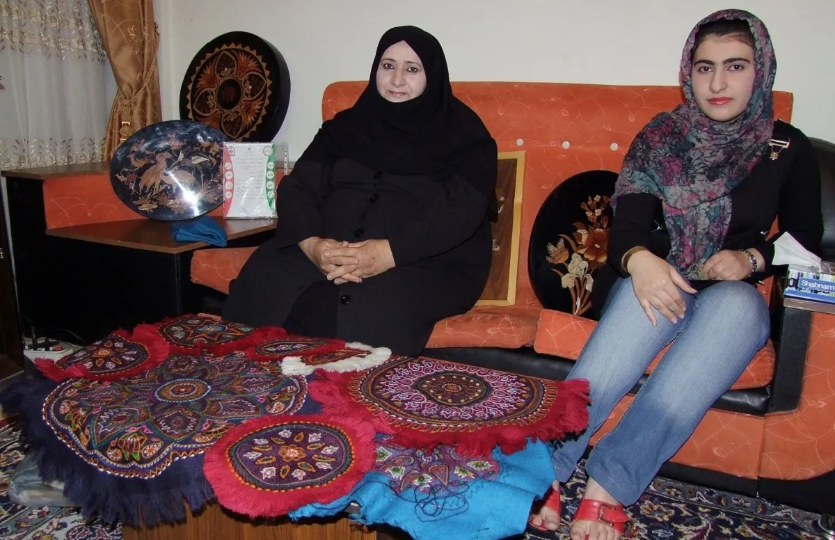 مادر و دختر هنرمند محله الهيه، كارهايشان را در خانه به فروش می‌رسانند
