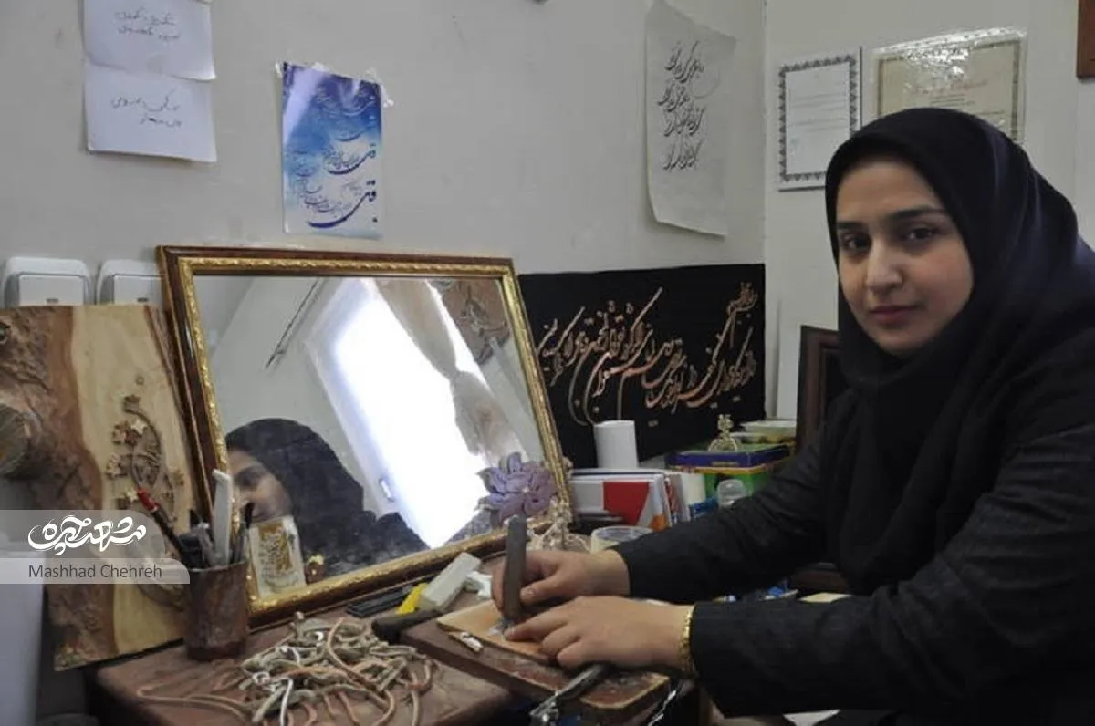 نجمه رحمانی معرق‌کار جوان محله جاهدشهر است