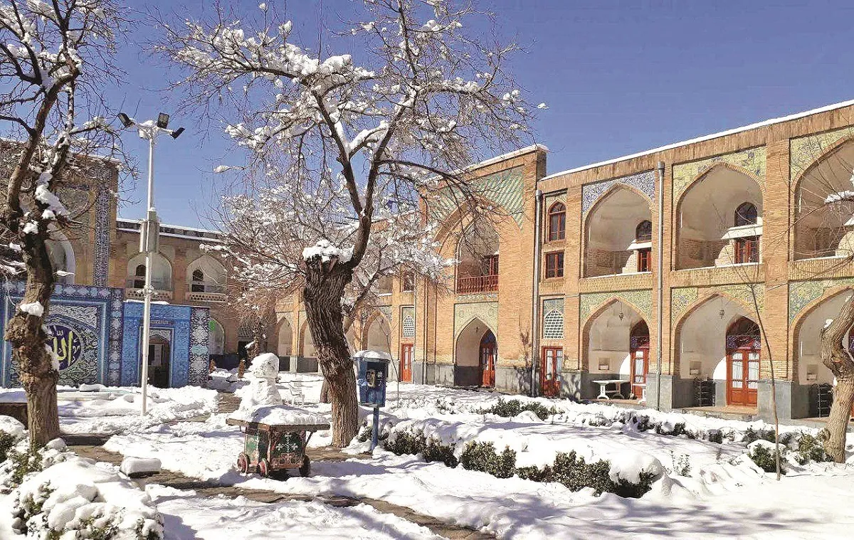 گشتی در مدرسۀ عباسقلی‌خان شاملو