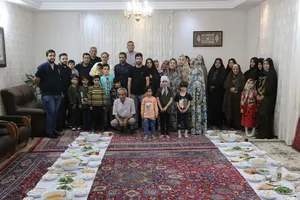 زندگی عمودی خانواده ۴۵‌ نفره محسنی در آپارتمان ۵ طبقه