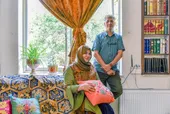 عمو مدرسی و خاله منیره برای احیای سوزن دوزی و اشتغال زنان در یکی از روستاهای اطراف مشهد آستین بالا زده&zwnj;اند