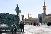 خادمان جوان هر روز صحن&zwnj;های حرم&zwnj;رضوی را فرش می&zwnj;کنند