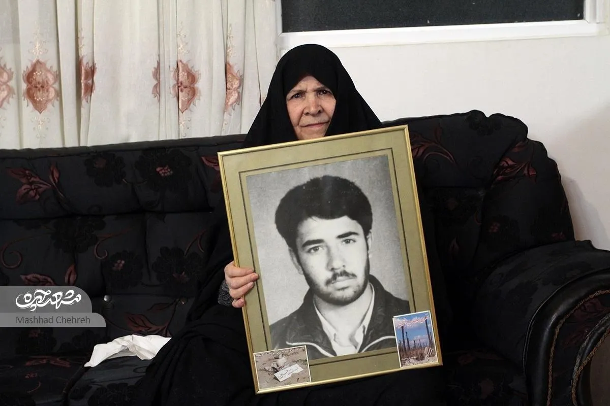 شهید ایزی محموله کمک‌ اهالی را به جبهه می‌برد که عاشق خط مقدم شد
