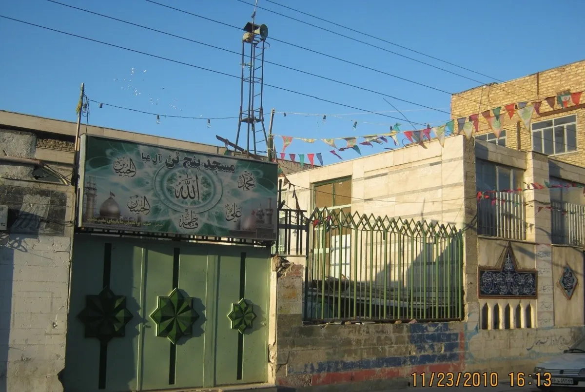 پنج نفر از خیران محله امام هادی مسجدی بنا کردند و اسمش را گذاشتند مسجد آل عبا