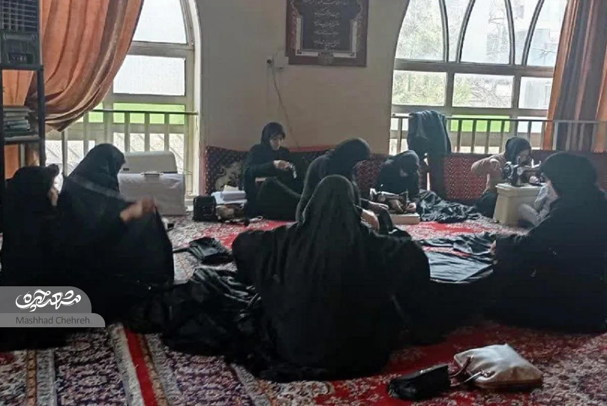 بانوان محله فاطمیه برای سیاه‌پوش‌کردن کوچه‌ها پای کار آمدند