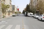 معبری در محاصره زمین&zwnj;های رهاشده