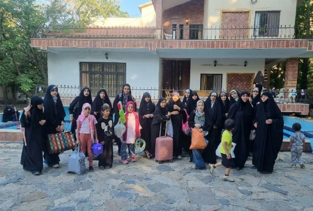 دختران محله شهید بهشتی در گروه «هانیل»، درس، هنر و مباحث دینی می‌آموزند

