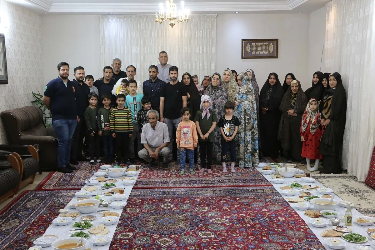 زندگی عمودی خانواده ۴۵‌ نفره محسنی در آپارتمان ۵ طبقه
