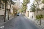 کوچه&zwnj;ای که به کوه تکیه داده