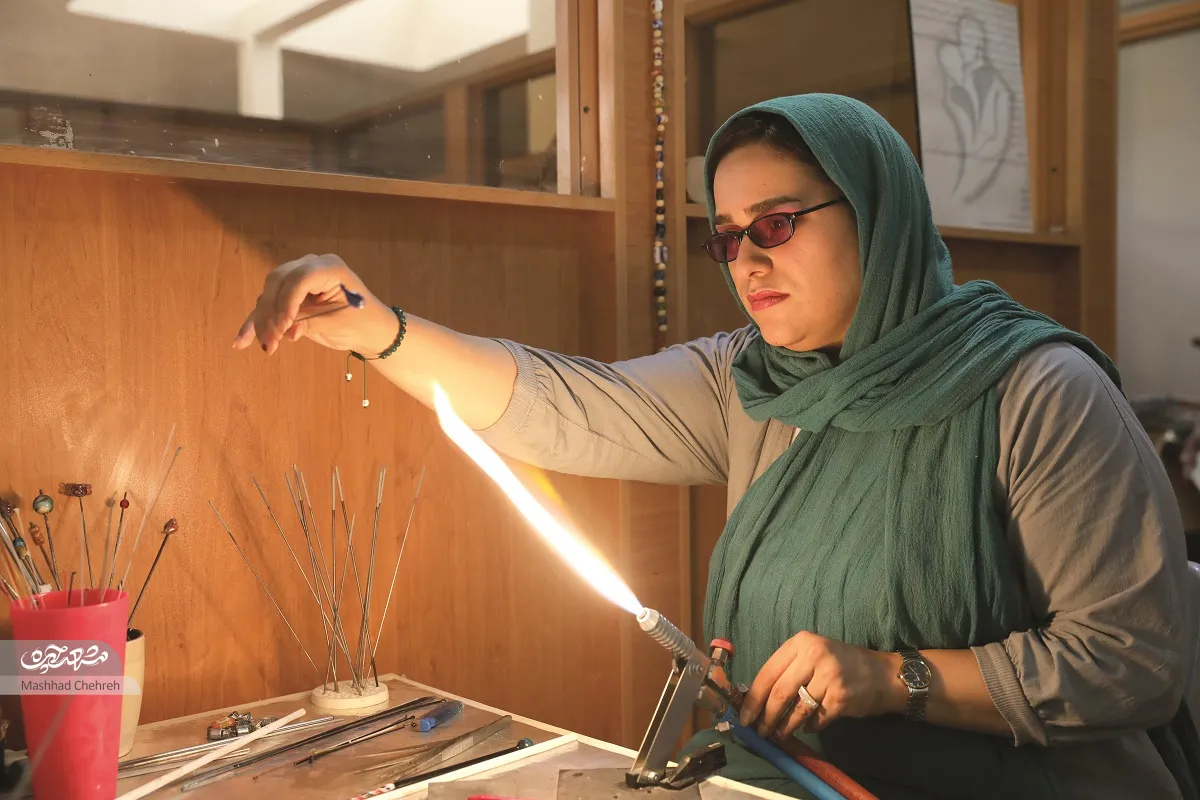 کارگاه شیشهگری دو هنرمند جوان بنای «مصلی»، تولیدات چشمنوازی را روانه بازار میکند کارگاه شیشهگری دو هنرمند جوان بنای «مصلی»، تولیدات چشمنوازی را روانه بازار میکند