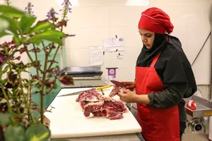 ساطوری کردن گوشت در مغازه «خانوم قصاب»
