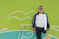 جانبازی که با یک دست و یک پا رکاب می‌زند