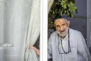 میرزا علی‌اکبر قبض ۱۱۰ همسایه‌اش را پرداخت می‌کند