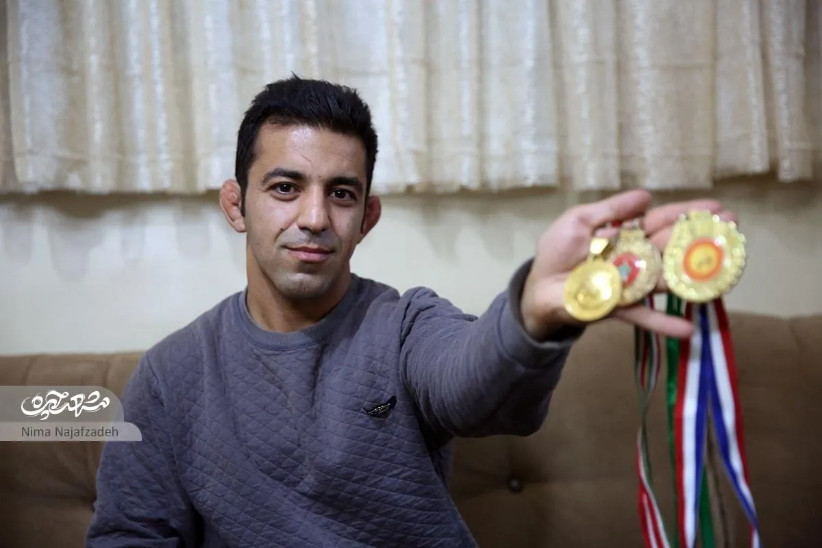 قهرمان کشتی آسیا پشت نیسان آبی