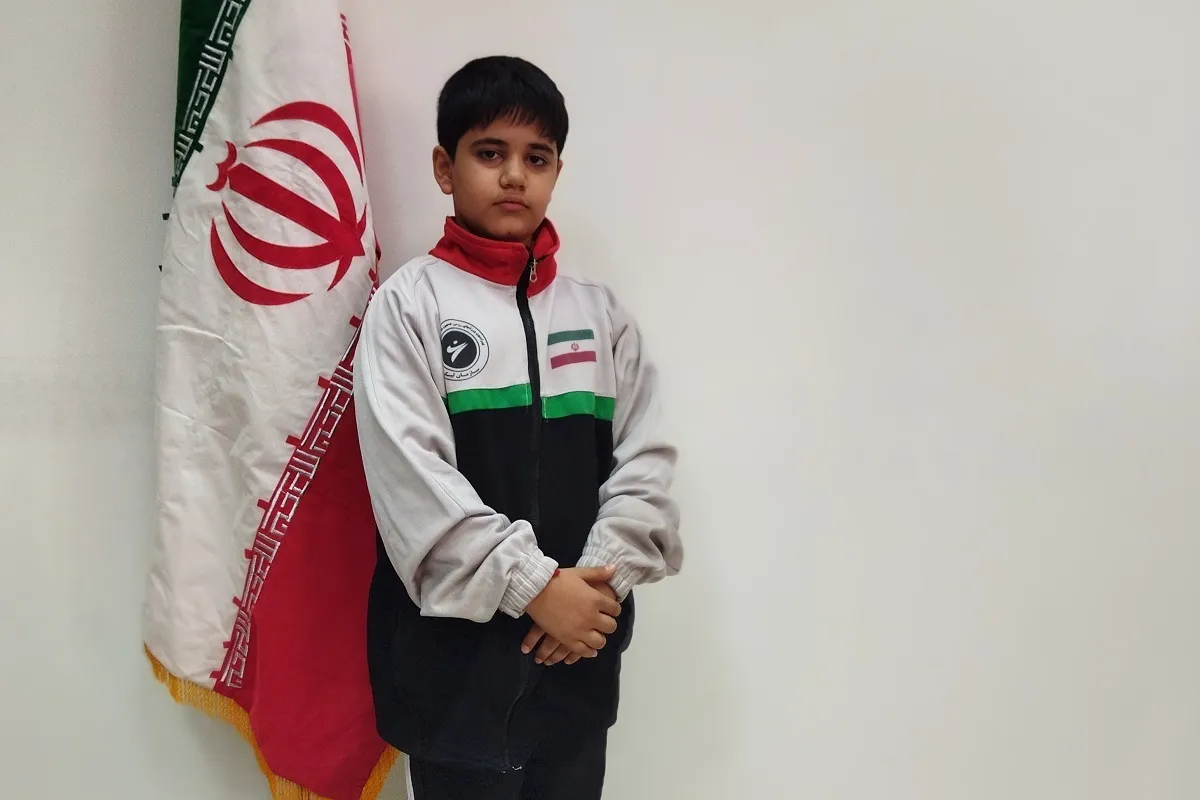 نوجوانان مهرمادر برای ورزش، زمین بایر را تمیز می‌کنند