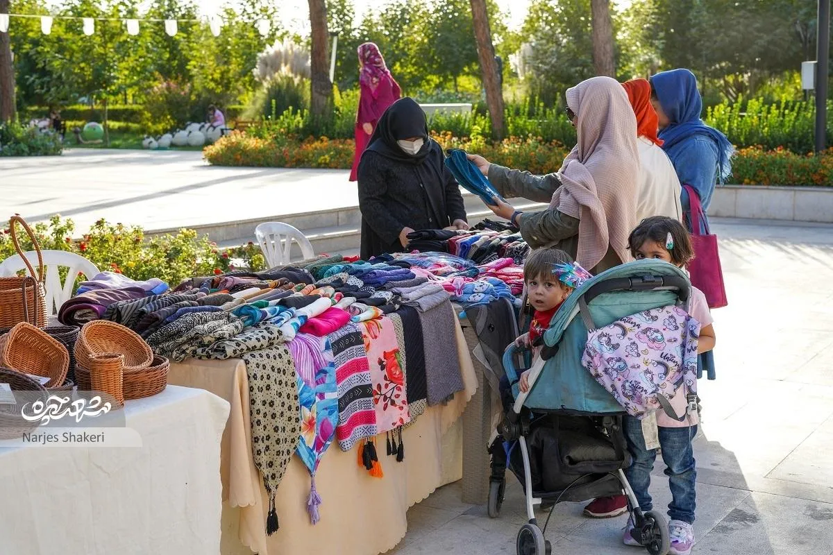 بازارچه صنایع‌دستی همه روزه در بوستان مادر و کودک برپاست