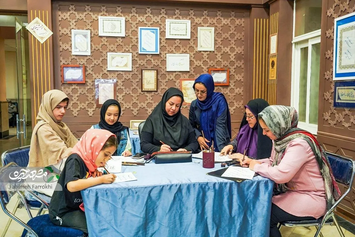 آموزش خط خوش زندگی در کلاس‌های ناهید مهمان‌دوست