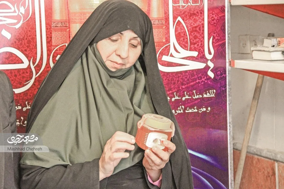 بانوی کارآفرین محله شهیدرستمی به «مامانِ زنبورها» معروف است