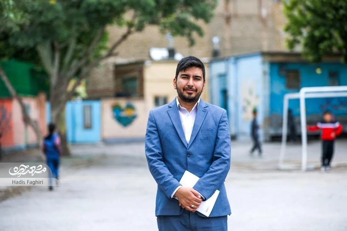 معلم مشهدی دانش‌آموزانش را برای فرار از سیل کول کرد