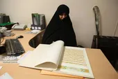 خانم کریمیان قرآن را با خط نستعلیق کتابت کرده است