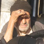 دوچرخه ساز ۸۶ ساله خیابان مسلم هنوز مشغول تعمیر است