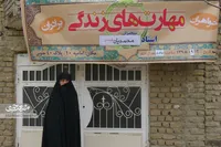 خانم بازنشسته، کلاس‌های مهارت زندگی را به خانه‌اش آورده است