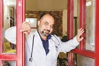 داستان پزشکی که ۲۲ سال نمک‌گیر اهالی قرقی شد!